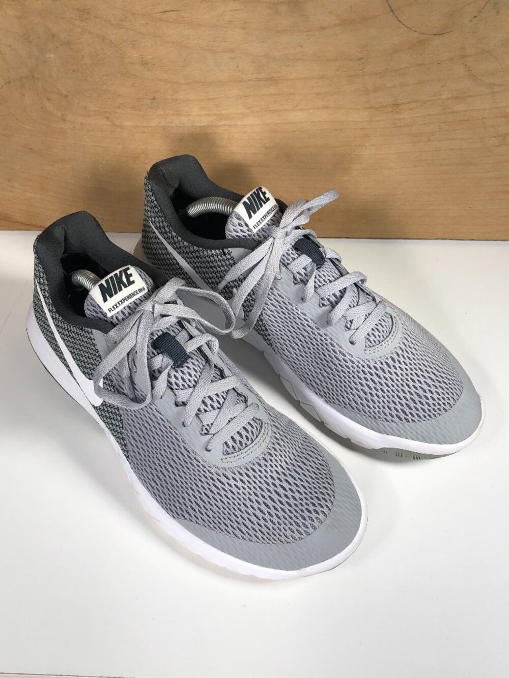 Nike Women Size 8 Flex Experience RN 6 Gray White Running Shoes Style 881805-002